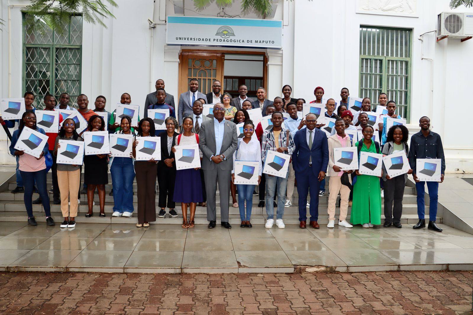 Estudantes da UP-Maputo recebem laptops
