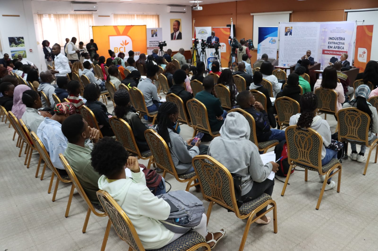 António Niquice contribui para acervo da UP-Maputo 