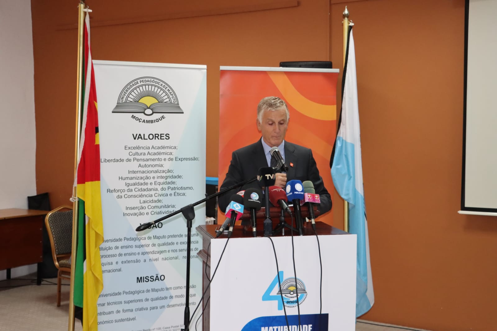 António Niquice contribui para acervo da UP-Maputo 