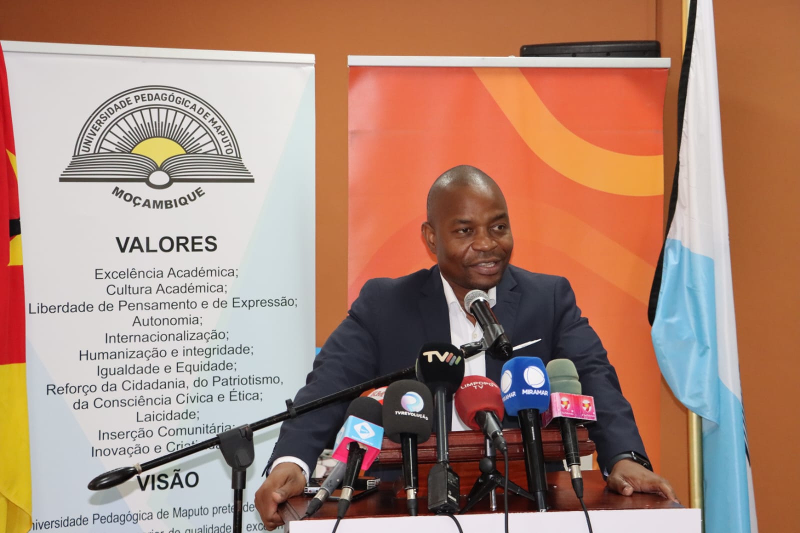 António Niquice contribui para acervo da UP-Maputo 