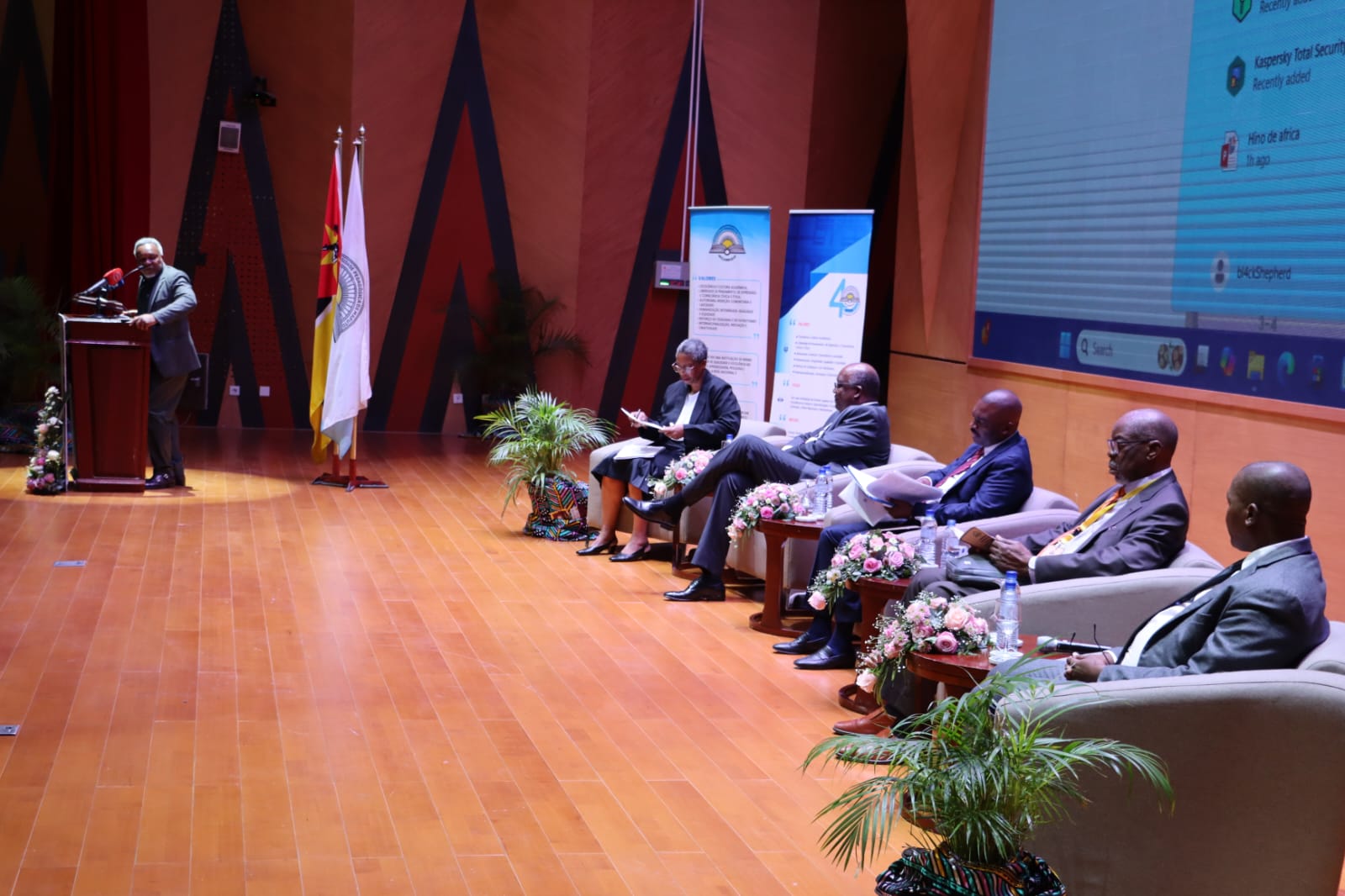 Moçambique e os PALOP: 50 Anos de Independência e os Desafios da Descolonização